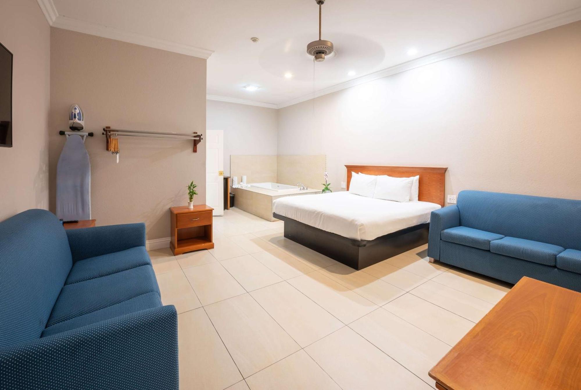 Ramada By Wyndham Redondo Beach Extérieur photo